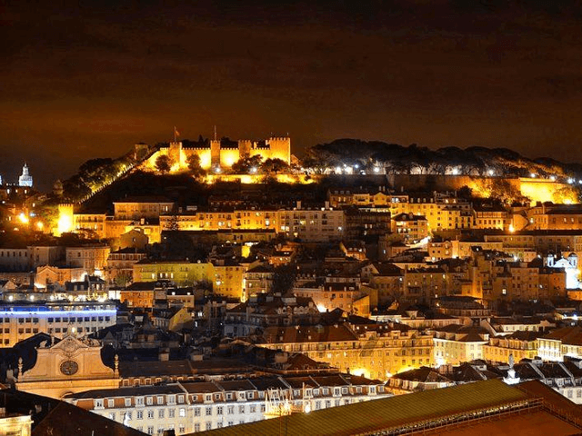 Lua Cheia Por Miradouros  e Ascensores de Lisboa